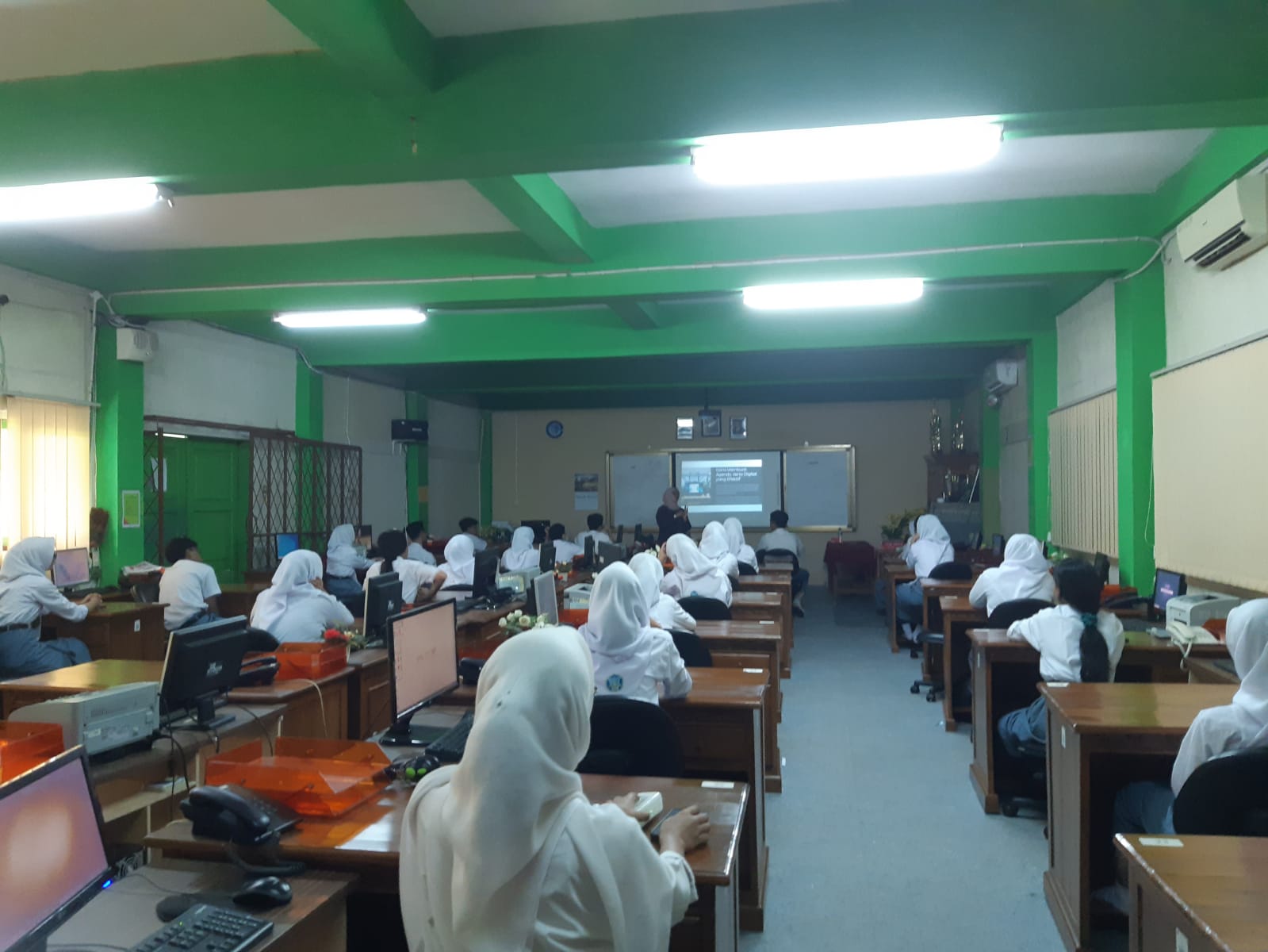 KELAS INDUSTRI XI MPLB SMKN 14 JAKARTA - Foto 3